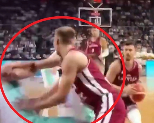 pg模拟器-东契奇被队友压伤膝盖前是被对手推倒的 就在裁判跟前&amp;裁判无吹罚