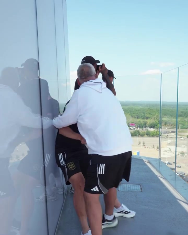 pg模拟器在线-真恐高！孙兴慜在高处看体育场不停往后退，慢慢探着身子看