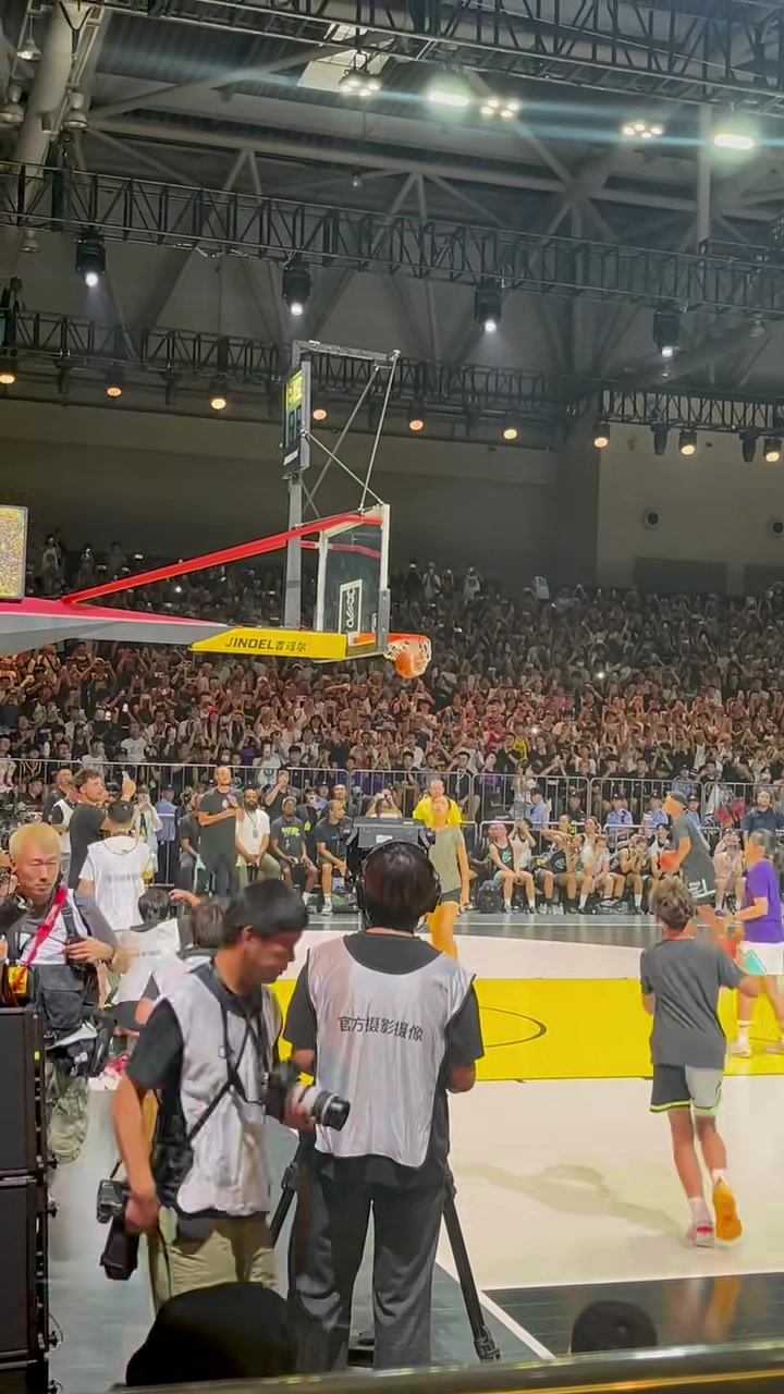 pg模拟器在线-跑动投篮25中21简直非人类！库里中国行绕圈投篮让球迷阵阵惊呼